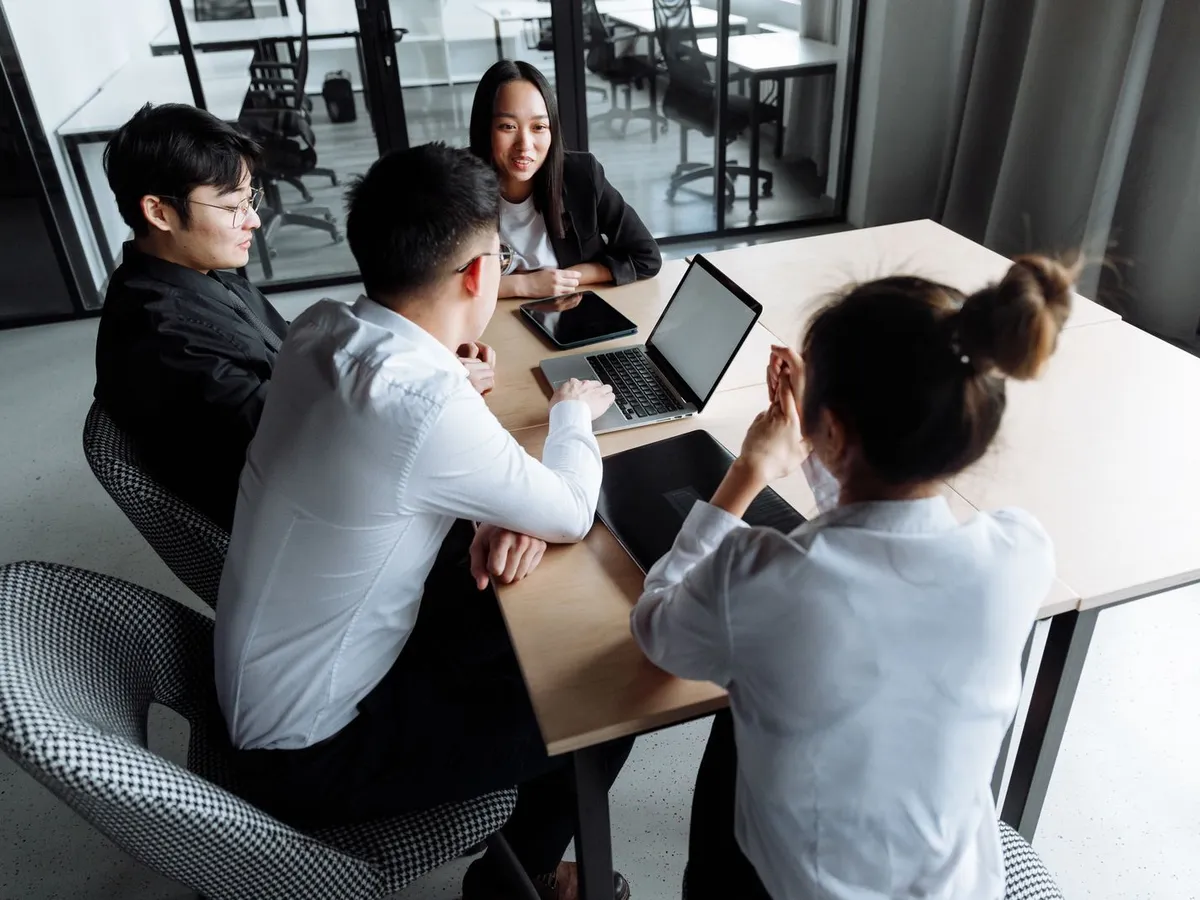 Equipo comercial revisando resultados de ventas en una reunión